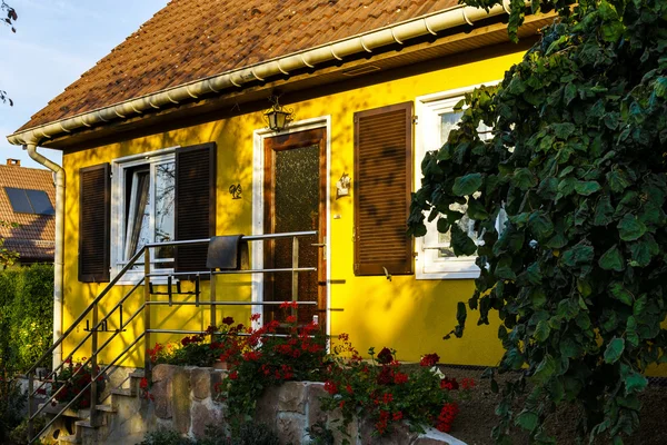 Clásica casa familiar en pequeño pueblo francés —  Fotos de Stock