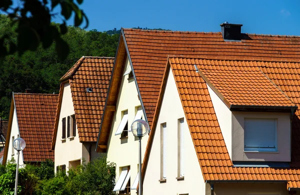 Klassiska franska hus renoverade och inredda av blommor — Stockfoto