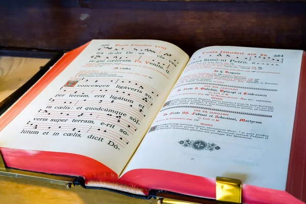 Винтажная псалмовая книга с припевом — стоковое фото