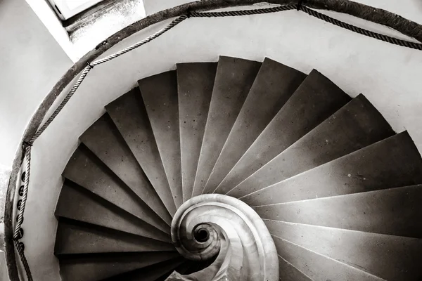 Gamla medeltida skruv trappa i ett slott — Stockfoto