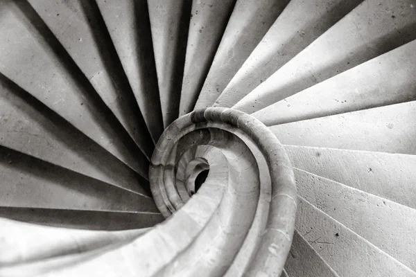 Antigua escalera de tornillo medieval en un castillo — Foto de Stock