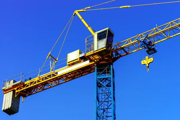 Crane and building construction site against the sky — Stock Photo, Image