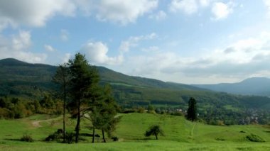 Bulutlar hareket dağlar timelapse hızlı görünümü üzerinde. Alsace, Fransa.