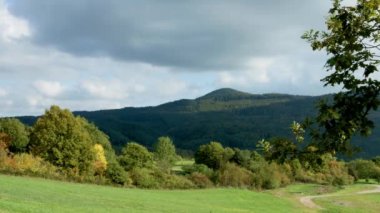 Bulutlar hareket dağlar timelapse hızlı görünümü üzerinde. Alsace, Fransa.