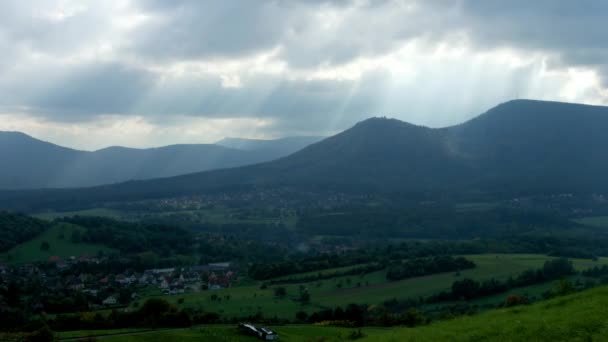 Chmury ruchu nad górami timelapse szybki widok. Alzacja, Francja. — Wideo stockowe