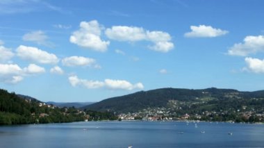 Güzel dağ gölü Gerardmer Fransa, yaz tatil