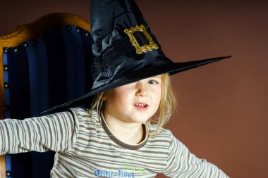 Sevimli küçük kız Halloween şapkasıyla poz