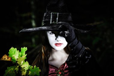 Kız ormanda cadı kostüm giyinmiş