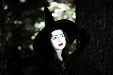 Kız ormanda cadı kostüm giyinmiş