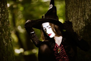 Kız ormanda cadı kostüm giyinmiş