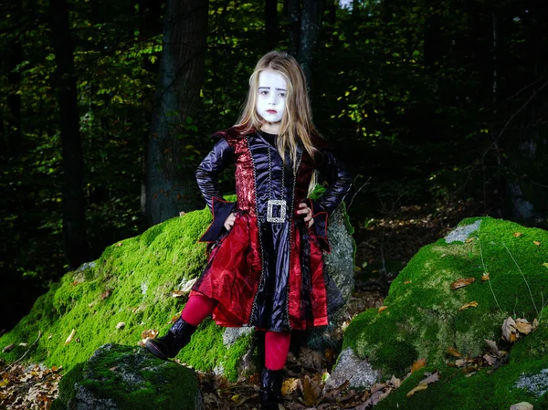 Κορίτσι στο δάσος ντυμένος κοστούμι αποκριών μάγισσα — Φωτογραφία Αρχείου