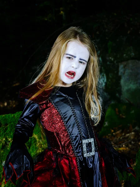 Menina na floresta vestida traje de bruxa Halloween — Fotografia de Stock