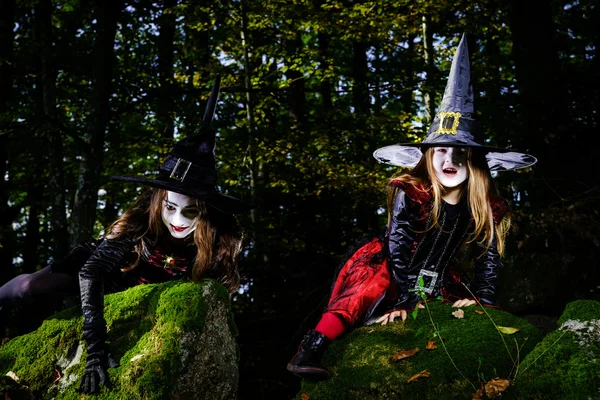 在森林里的女孩穿着万圣节女巫服装 — 图库照片