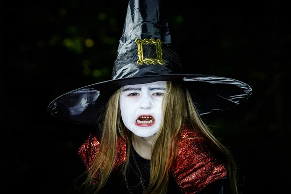 Ragazza nella foresta vestito costume da strega di Halloween — Foto Stock