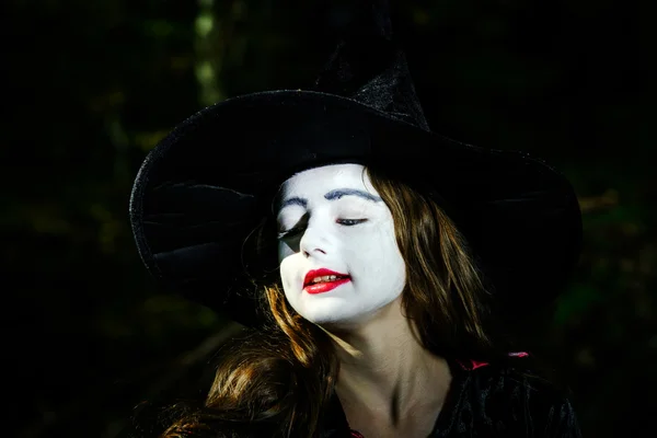 Mädchen im Wald im Halloween-Hexenkostüm — Stockfoto