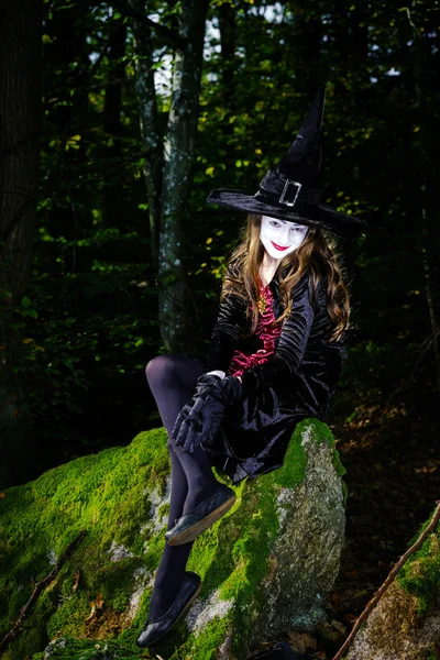 Ragazza nella foresta vestito costume da strega di Halloween — Foto Stock