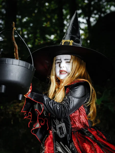 Chica en el bosque disfrazado de bruja de Halloween — Foto de Stock