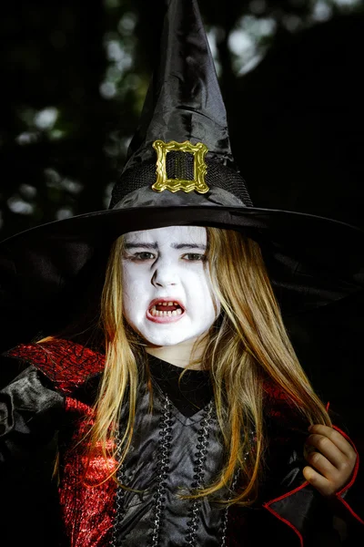 Meisje in het forest gekleed Halloween heks kostuum — Stockfoto