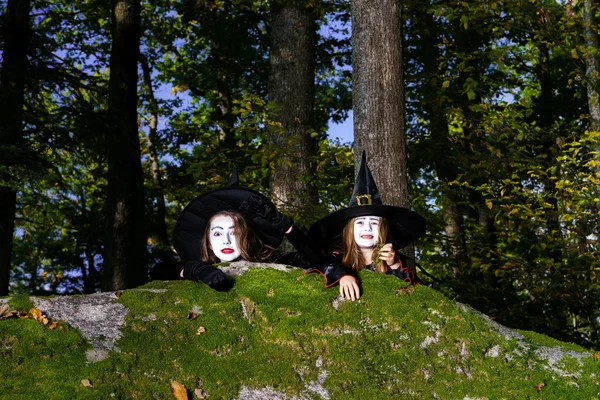 Menina na floresta vestida traje de bruxa Halloween — Fotografia de Stock