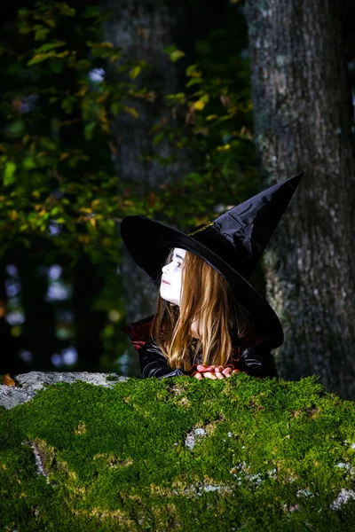 Ragazza nella foresta vestito costume da strega di Halloween — Foto Stock