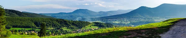 Panoramiczny widok pięknej dolinie od szczytu wzgórza — Zdjęcie stockowe
