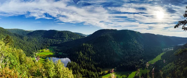 Gyönyörű hegyek, kis tó panorámás kilátással — Stock Fotó