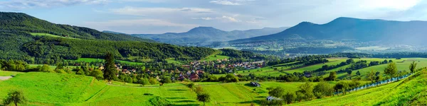 Красива долина з панорамним видом зверху пагорба — стокове фото