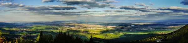 Wunderschöner Talblick vom Gipfel des Hügels — Stockfoto