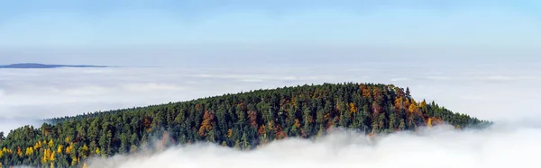 Stark bewölkt über dem Elsass. Panoramablick vom Gipfel des Berges — Stockfoto