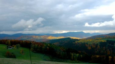 Bulutlar hareket dağlar timelapse hızlı görünümü üzerinde. Alsace, Fransa.