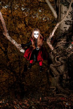 Sevimli küçük kız Halloween kılık giyinmiş