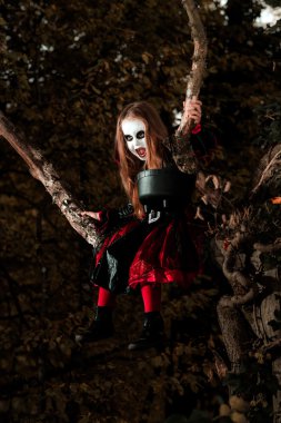 Sevimli küçük kız Halloween kılık giyinmiş