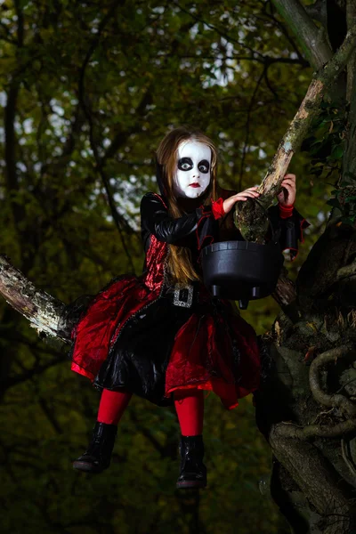 Menina bonito vestido com traje de Halloween — Fotografia de Stock