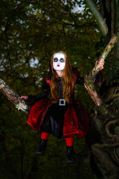 Carina bambina vestita in costume di Halloween — Foto Stock