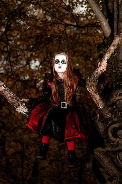 Schattig klein meisje gekleed in Halloween kostuum — Stockfoto