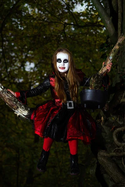 Menina bonito vestido com traje de Halloween — Fotografia de Stock