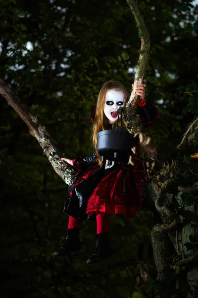 Carina bambina vestita in costume di Halloween — Foto Stock