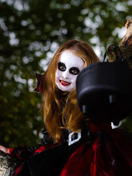 Menina bonito vestido com traje de Halloween — Fotografia de Stock