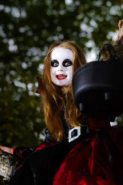 Menina bonito vestido com traje de Halloween — Fotografia de Stock