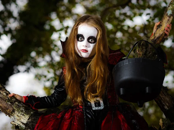 Menina bonito vestido com traje de Halloween — Fotografia de Stock