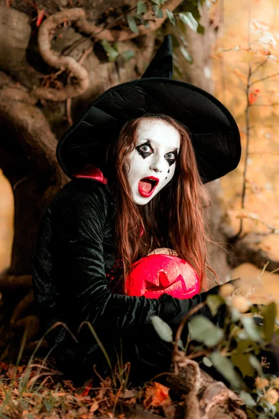 Sevimli kız Halloween kılık için karanlık ormanda giyinmiş. — Stok fotoğraf