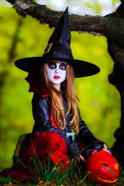 可爱的小女孩穿着万圣节服装到黑暗的森林 — 图库照片