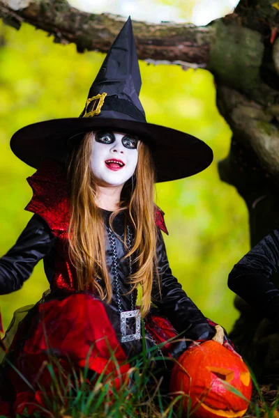 Ragazza carina vestita per il costume di Halloween nella foresta scura — Foto Stock