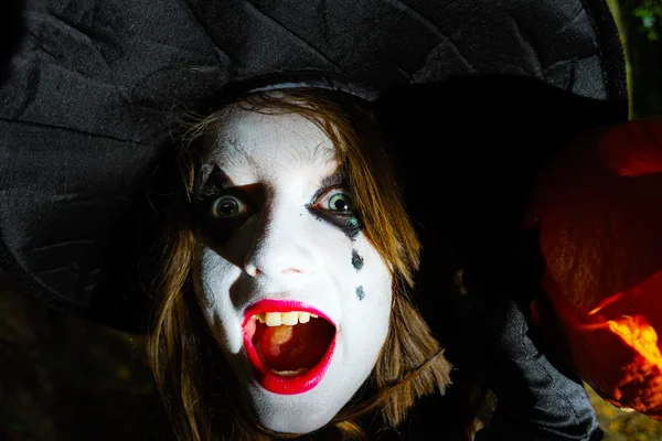 Teenager-Mädchen mit Kürbis im Halloween-Wald — Stockfoto