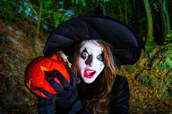 Teenager-Mädchen mit Kürbis im Halloween-Wald — Stockfoto