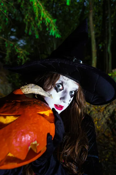 Teenager-Mädchen mit Kürbis im Halloween-Wald — Stockfoto