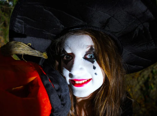 Teenager-Mädchen mit Kürbis im Halloween-Wald — Stockfoto