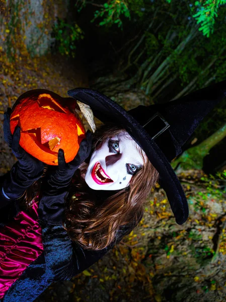 Teenager-Mädchen mit Kürbis im Halloween-Wald — Stockfoto