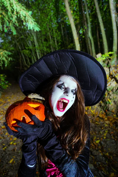 Ragazza adolescente con zucca nella foresta di Halloween — Foto Stock