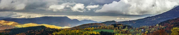 Tempo tempestuoso bonito sobre as montanhas vista panorâmica — Fotografia de Stock